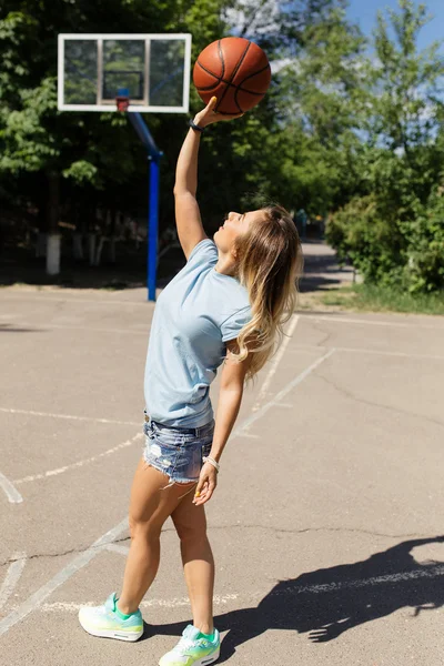 Sexy meisje op het basketbalveld — Stockfoto