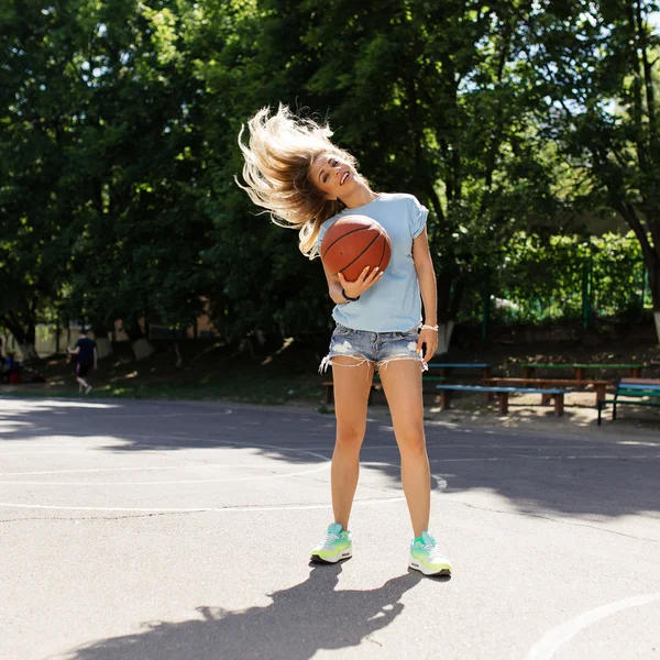 Sexy meisje op het basketbalveld — Stockfoto