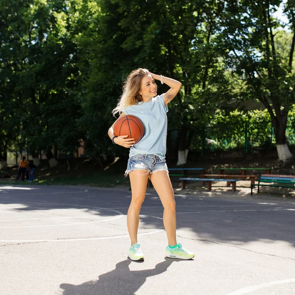 Sexy Mädchen auf dem Basketballplatz — Stockfoto