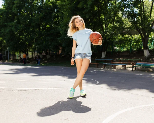 Sexy dziewczyna na boisko do koszykówki — Zdjęcie stockowe