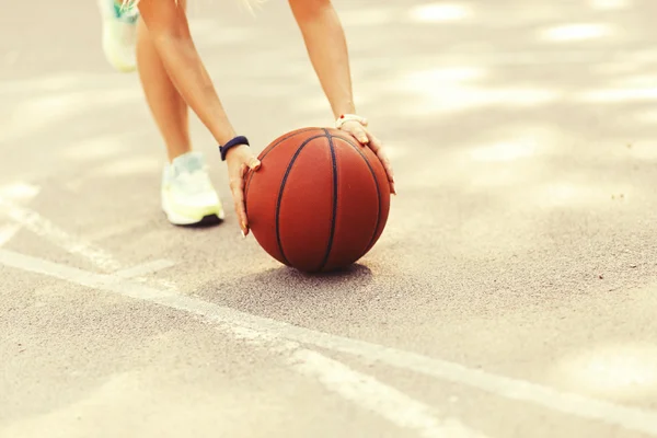 Сексуальная девушка на баскетбольной площадке — стоковое фото