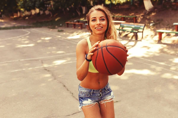 Sexy holka na košíkovou — Stock fotografie