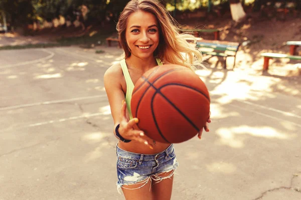 Menina sexy na quadra de basquete — Fotografia de Stock