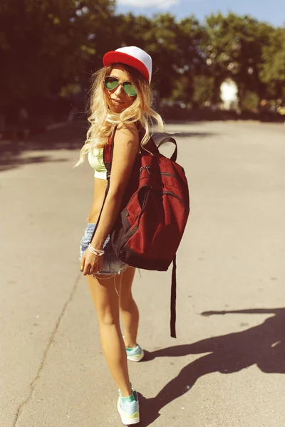 Sexy blonde jonge vrouw lopen op de straat — Stockfoto