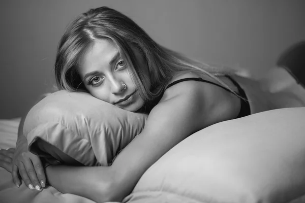 Sexy hermosa mujer rubia tumbada en la cama en lencería sensual — Foto de Stock