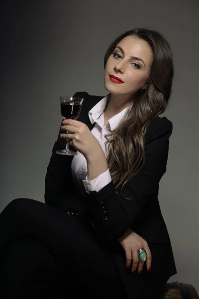 Mujer de negocios con vino tinto de vidrio — Foto de Stock