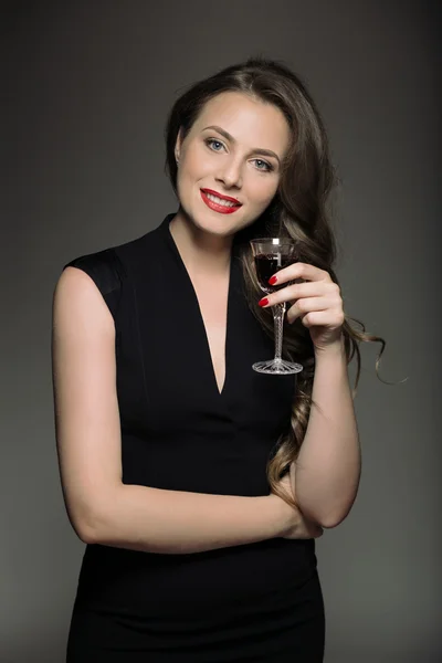 Mujer de negocios con vino tinto de vidrio — Foto de Stock