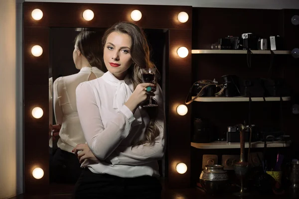 Mujer de negocios con vino tinto de vidrio — Foto de Stock