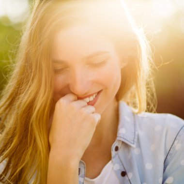 Çekici kız gülümseyerek 