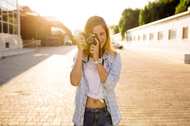 Yenilikçi retro film kamera kadınla