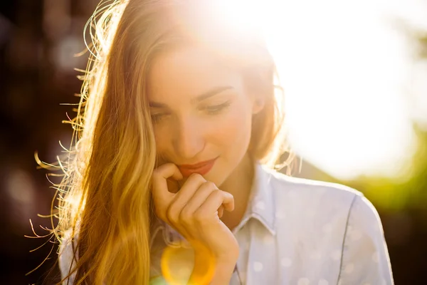 Çekici kız gülümseyerek 