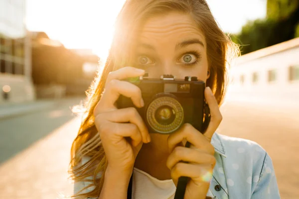 Hipster mulher com câmera de filme retro — Fotografia de Stock