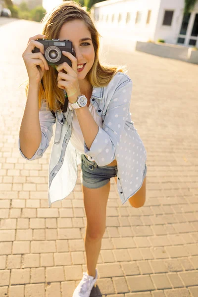 Hipster mulher com câmera de filme retro — Fotografia de Stock