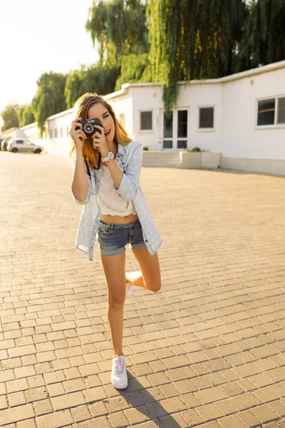 Hipster mulher com câmera de filme retro — Fotografia de Stock