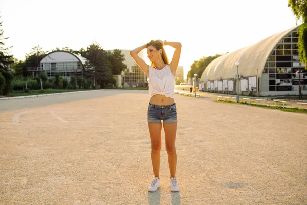 Hipster mujer divertirse, escuchar música y bailar — Foto de Stock