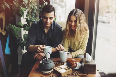 Kafede kahve içme aşık Çift