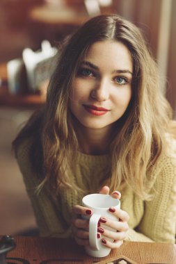 Kız içme kapuçino büyüleyici ve peynirli kek yeme