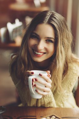 Kız içme kapuçino büyüleyici ve peynirli kek yeme