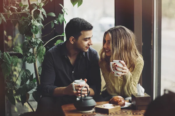 Paar in liefde drinken koffie in koffie winkel — Stockfoto