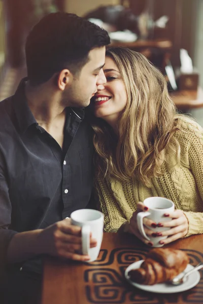 Pareja enamorada bebiendo café en la cafetería — Foto de Stock