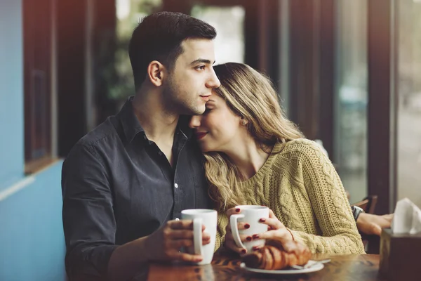 Pareja enamorada bebiendo café en la cafetería — Foto de Stock