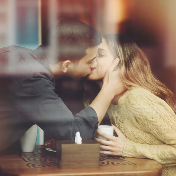 Verliebtes Paar trinkt Kaffee im Café — Stockfoto