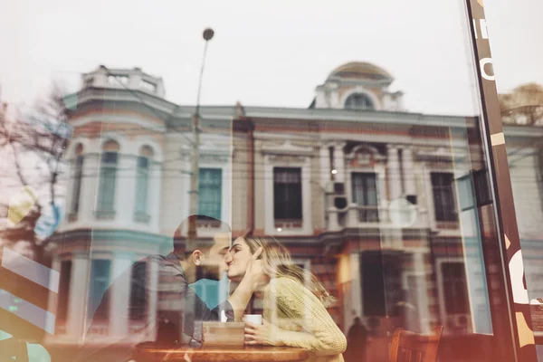 Couple amoureux boire du café dans un café — Photo