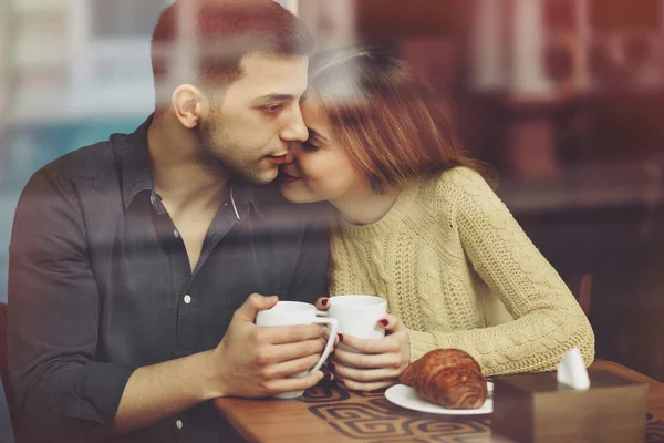 Pareja enamorada bebiendo café en la cafetería —  Fotos de Stock