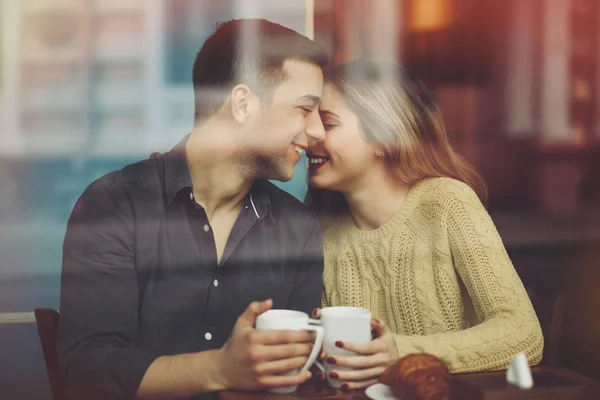 Pareja enamorada bebiendo café en la cafetería —  Fotos de Stock