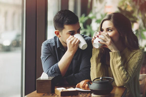 Casal apaixonado beber café no café — Fotografia de Stock