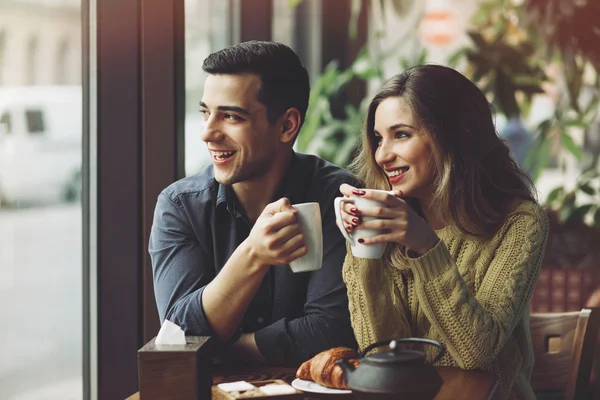 Pareja enamorada bebiendo café en la cafetería —  Fotos de Stock