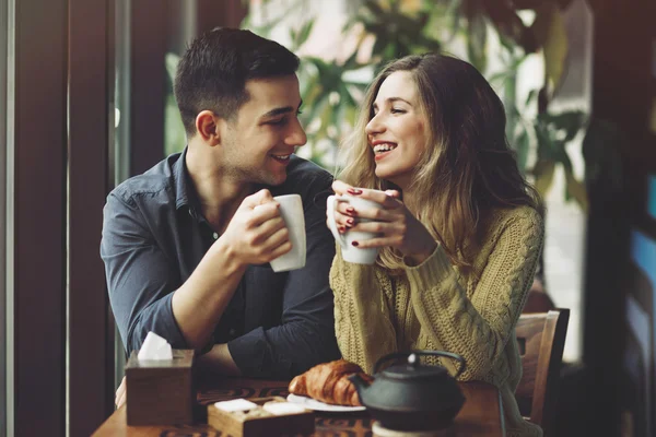 Pareja enamorada bebiendo café en la cafetería —  Fotos de Stock