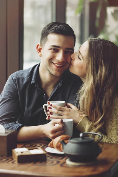 Casal apaixonado beber café no café — Fotografia de Stock