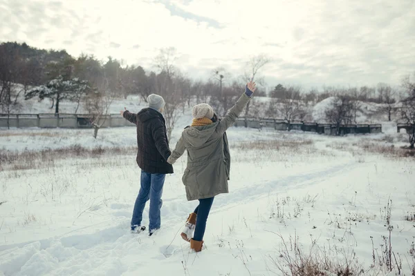 Fröhliches junges Paar geht an einem Wintertag spazieren — Stockfoto