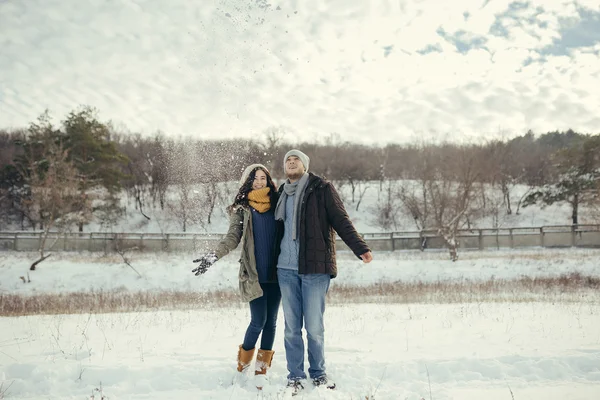 Fröhliches junges Paar geht an einem Wintertag spazieren — Stockfoto