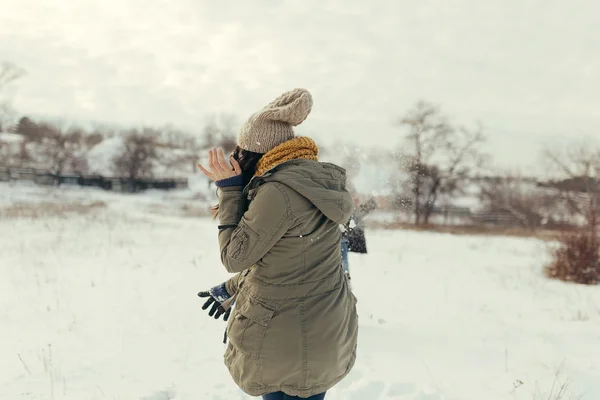 Fröhliches junges Paar beim Schneeballspielen — Stockfoto