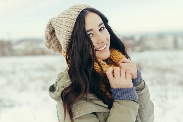 Attractive young woman in wintertime outdoor — Stock Photo, Image