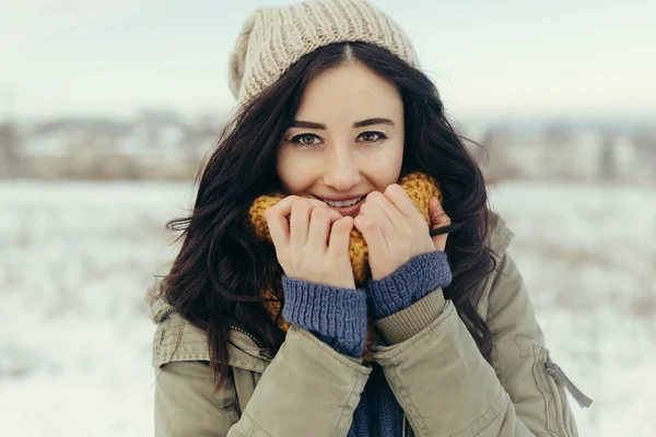 Jovem mulher atraente no inverno ao ar livre — Fotografia de Stock