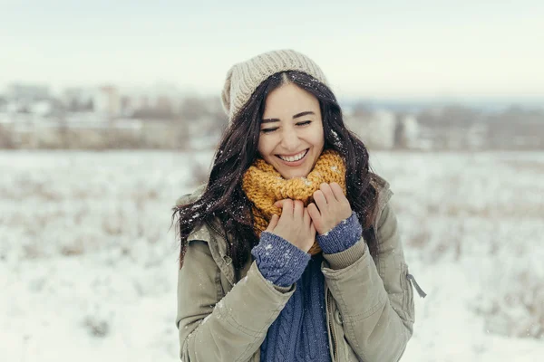 Attractive young woman in wintertime outdoor — Stock Photo, Image