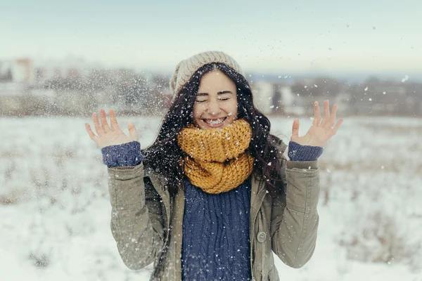 Jovem mulher atraente no inverno ao ar livre — Fotografia de Stock