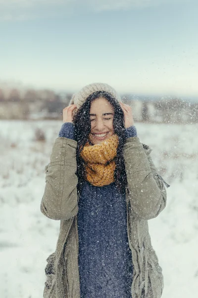 Attraktive junge Frau im Winter draußen — Stockfoto