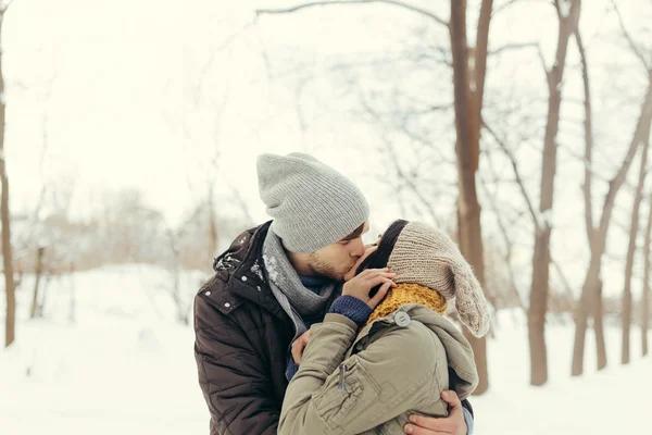 Fröhliches junges Paar geht an einem Wintertag spazieren — Stockfoto