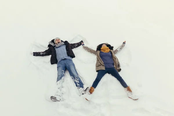 Alegre joven pareja caminando en un día de invierno — Foto de Stock