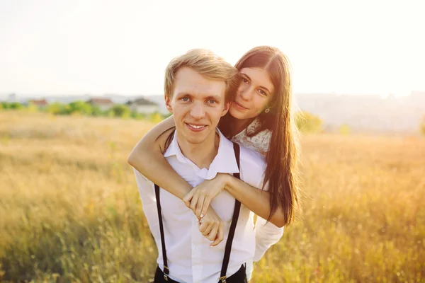 Jovem casal apaixonado — Fotografia de Stock