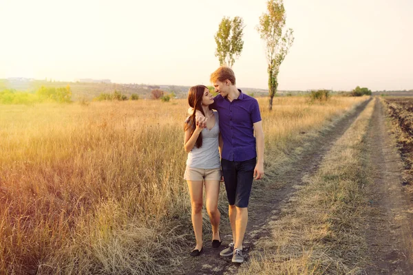 Jovem casal apaixonado — Fotografia de Stock