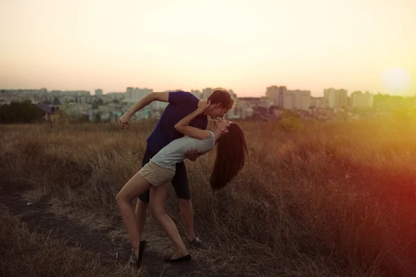 Pareja joven enamorada — Foto de Stock