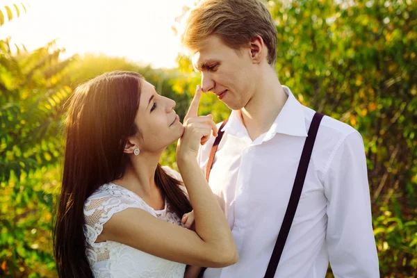 Jovem casal apaixonado — Fotografia de Stock