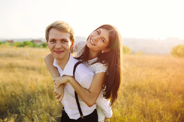 Jeune couple amoureux — Photo