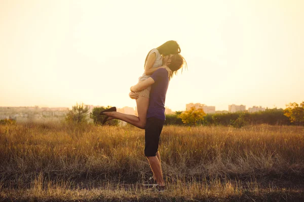 Jeune couple amoureux — Photo