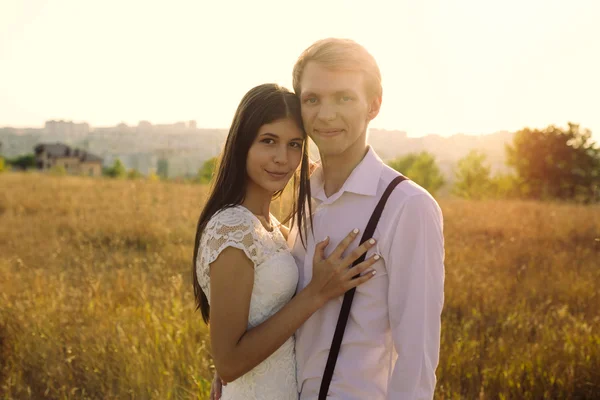 Jovem casal apaixonado — Fotografia de Stock